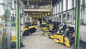 Kalhöfer Landtechnik bietet neben Landmaschinenverkauf und -reparatur auch Dienstleistungen wie den Anhänger-TÜV oder Fahrräder an.