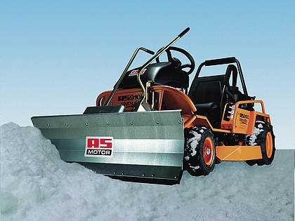 Mit Schneeketten und Räumschild macht AS-Motor den Rasenmäher winterdiensttauglich.