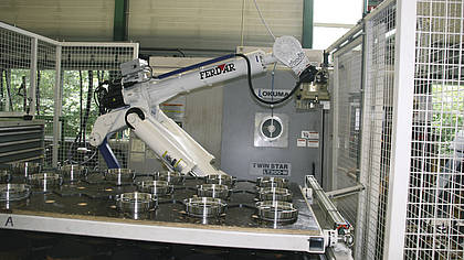 Zuidberg: Neue Produktionsmaschinen produzieren über 500  Frontkraftheber pro Woche