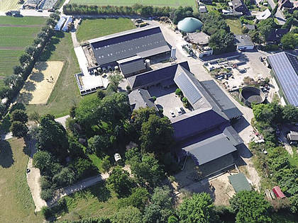 Der Lefkeshof bei Krefeld aus der Vogelperspektive. Oben rechts die Biogasanlage mit grüner Abdeckung.