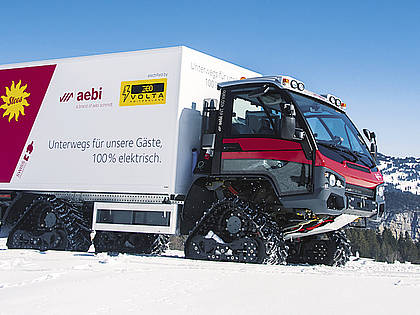 Auf 1305 Höhenmeter im autofreien Schweizer Bergdorf Stoos arbeitet der erste Elektro-Transporter von Aebi.