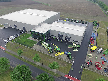 Der LVD Krone-Standort Bawinkel: In der 3.600 qm großen Logistikhalle (links im Bild) lagern bis zu 40.000 verschiedene Ersatzteile.