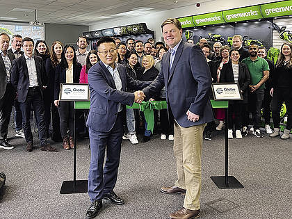 Yin Chen (li.), Gründer und CEO von Globe Technologies, und Simon Dei-Nevo, Präsident EMEA, bei der Eröffnung des neuen Standorts.