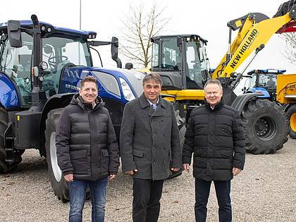 (v.l.) Dennis Geishauser (Niederlassungsleiter Agrartec Salching), Peter Eder (Geschäftsführer Eder GmbH) und Ludwig Fischer. 