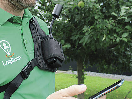 Die Verwendung des GNSS-Verstärkers ist einfach: Das kompakte Gerät wird via Bluetooth mit dem Smartphone des Anwenders gekoppelt und kann dann einfach in der Tasche mitgeführt werden