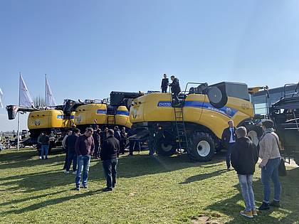Große Landmaschinen wie zum Beispiel Mähdrescher von New Holland können hautnah erlebt werden bei der Frühjahrsausstellung von Neyer in Baden-Württemberg.
