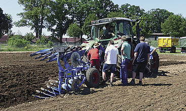 Das Modul 1 des Exklusivseminars widmet sich mit Maschinen des Fachzentrums der Praxis in der Bodenbearbeitung.

