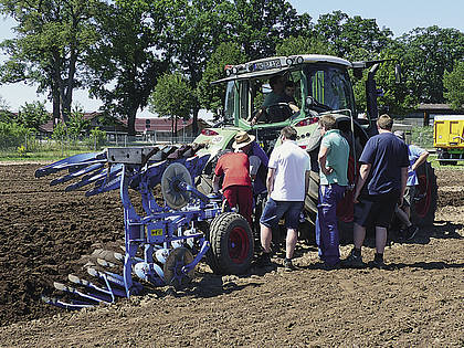 Das Modul 1 des Exklusivseminars widmet sich mit Maschinen des Fachzentrums der Praxis in der Bodenbearbeitung.
