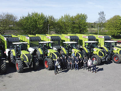 Beeindruckende Flotte: Das Lohnunternehmen Offermann holte die sieben Kombiwagen mit eigenen Claas Traktoren ab.