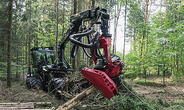 Die gemeinsam von den Forstunternehmern Christian Hegenbarth und Philipp Furchner konfigurierte Kombimaschine HSM208F im Einsatz mit Aggregat.