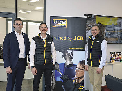 Martin Hirsch, Bernhard Pauleßen und Marc Zimmermann (v. l.) von JCB freuen sich über viele Trainingsteilnehmer in Frechen.