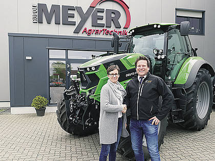 Sandra Meyer und Felix Rumler, Regionalleiter der  Same Deutz-Fahr Deutschland GmbH, besiegeln die Zusammenarbeit.
