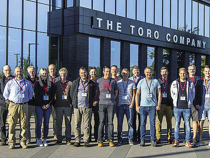 Die Händlergruppe mit dem deutschen Toro-Team vor dem Hauptgebäude des Herstellers.
