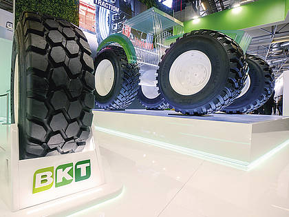 Im Mittelpunkt des Agritechnica-Stands von BKT: Ein riesiger, kristallklarer Traktor aus Plexiglas mit einem Gesamtgewicht von 1.500 kg – bereift mit Agrimax V-Flecto.