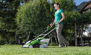 Der Vertikutierer ist für kleinere Rasenflächen bis 500 Quadratmetern geeignet. 