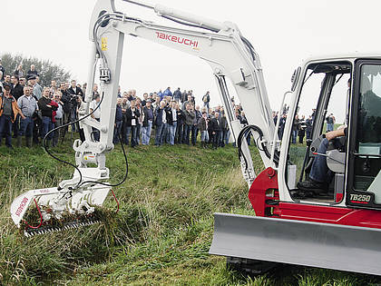 Über 1000 Besucher verfolgten die Maschinenvorführung der Landwirtschaftskammer Niedersachsen in Hausstette. Hier im Bild ein Mähkorb der Firma Michaelis, der für enge Gräben entwickelt wurde.