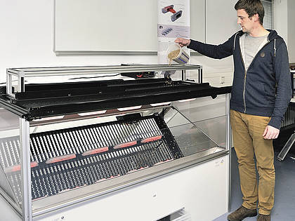 Christian Korn von der TU Dresden demonstriert an dem Modell der Mähdrescher-Reinigungsanlage mit Sensorpaaren an der Siebunterseite, das auch auf der Agritechnica 2017 zu sehen war, die Funktionsweise der Messung.