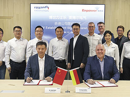 Vertragsunterzeichnung: Jiang Guibin, Vorstandsvorsitzender von Zhuhai Enpower Electric (vorn links), und Dr. Steffen Haack, CEO von Bosch Rexroth (rechts).
