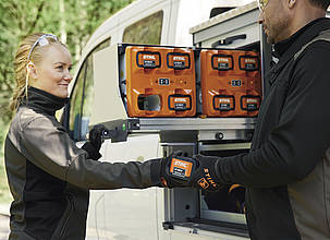 Die mobile Transport- und Lade-Box bottTainer ist das branchenweit erste Ladesystem in einer Pritschenbox.