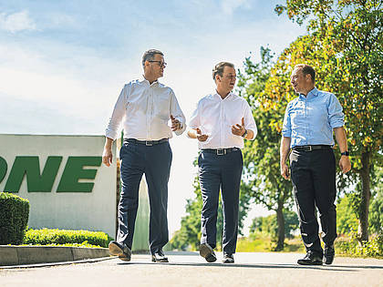 Dynamischer Vorstand der Krone Holding: Ole Klose, Dr. David Frink (Vorsitzender) und Dr. Stefan Binnewies (v. l.).