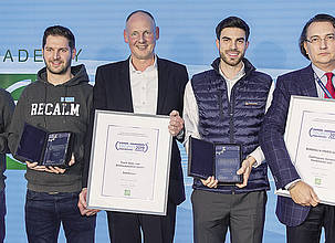 Der Preisträger der Systems & Components Trophy – Engineers‘ Choice mit DLG-Präsident Hubertus Paetow (links) und Prof. Till Meinel (TH Köln, rechts).