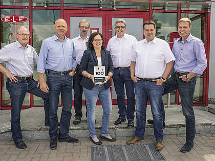 Mit der „TOP 100“-Auszeichnung wieder zu Hause: Jürgen Held, Klaus Brüggemann, Josef Bonnes, Katja Runte, Thomas Steinbrecher, Kai Rathing, Dr. Dirk Quest (v. l.).