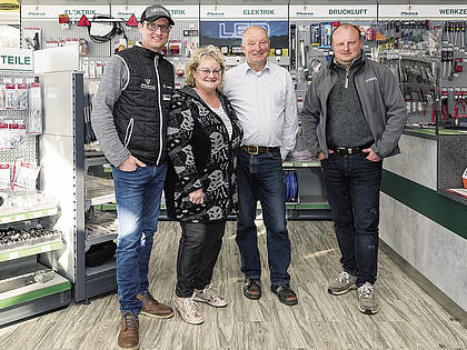 Unternehmerfamilie Friedrich in der Reparaturannahme des Agrocenters in Bad Lausick (v. l.): Marc, Monika, Volker und Maik.