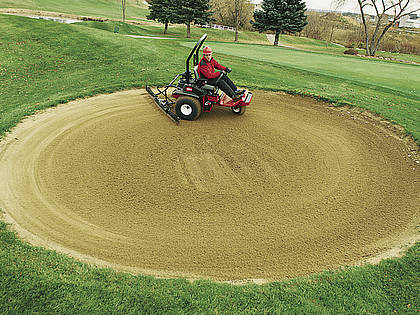 Zu den vielen neuen Golfplatzmaschinen, die Toro in Nürnberg zeigt, gehört der Bunkerrechen Sand Pro 2040 Z.