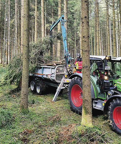 Seilwinde und Rückewagen: Forsttechnik mit vielen Extras