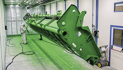 Die neue Lackieranlage bei Zürn Harvesting kann Teile mit bis zu 14 Metern Länge an einem Stück beschichten.