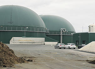 Flexible Biogasanlage mit großen Gasspeichern: Die Umrüstung könnte jetzt ins Stocken geraten.
