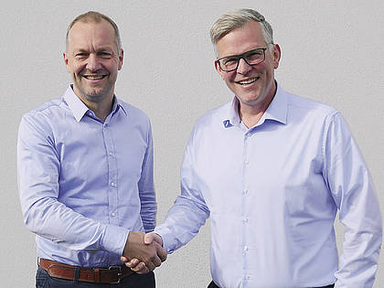 Robert Fraune (li.), neuer Geschäftsleiter von Müller-Elektronik, verabschiedet Christian Müller, der von 2009 bis 2022 Geschäftsführer des Unternehmens war.