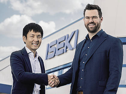 Der Geschäftsführer von Iseki-Maschinen, Martin Hoffmann (re.), begrüßt seinen neuen Partner in der Geschäftsführung, Takaomi Fukuta, den Leiter des Iseki Europa-Hauptquartiers.