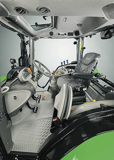 Zum Zubehör der neuen Top-Vision Kabine gehören die komplett einstellbare Lenksäule, der pneumatisch gefederte Fahrersitz, der klappbare Beifahrersitz sowie das aufstellbare Freisichtdach.