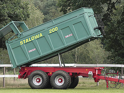 Der Dreiseitenkipper Stalowa 200 mit einem Kastenmaß von 5200 x 2300/2400 x 1650 und 500 mm Silageaufsatz.