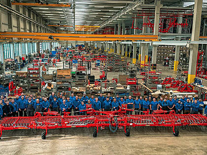 Die erste rote Maschine von Einböck hat das neue Werk Dobl in Oberösterreich verlassen.