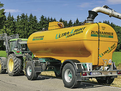 Mit nur 3,5 t Leergewicht kann der zweiachsige Ultra-Light-Tankwagen (ULT) 14,5 t Flüssigkeit transportieren.
