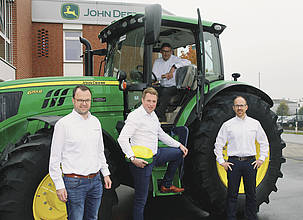 Frank Buschsieweke, Florian Schalück und Marc Lorenz (vorn von links) und Geschäftsführer Deppe & Stücker, Dirk Horstmann, schildern on track ihre Laufbahn im Landmaschinenvertrieb und -service.

