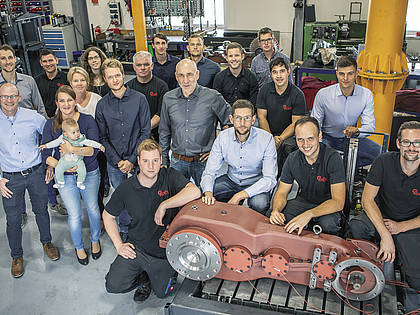 Gruppiert um das 750-kg-Getriebe für eine Baumentrindungsanlage: das Team von Antriebstechnik Roth.