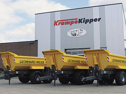 Die Leonhard Weiss GmbH & Co. KG erweiterte ihren Fuhrpark um weitere drei Krampe HP 20 Erdbaukipper.