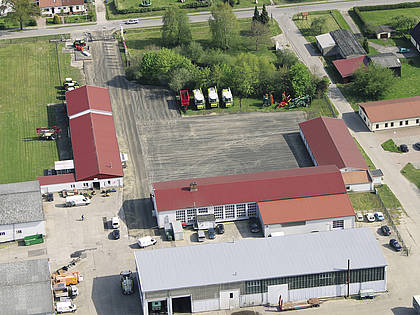 Ende April feiert die ADAP in Ahrenshagen ihr 25-jähriges Bestehen. Auf dem Gelände sind die Landtechnik-, Nutzfahrzeug- und Motorgerätewerkstatt untergebracht.