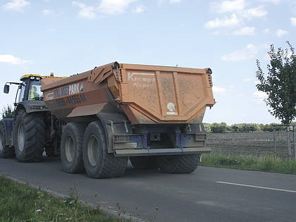 Traktoren über 40 km/h Höchstgeschwindigkeit benötigen bei gewerblichen Transporten ein Kontrollgerät für Lenk- und Ruhezeiten.