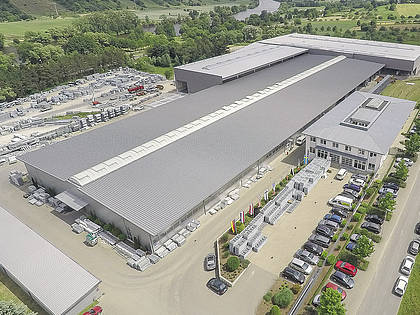 Auf einer Fläche von 50.000 Quadratmetern präsentiert sich das nordbayerische Unternehmen Patura KG. Im Hintergrund die neu eröffneten Hallen.