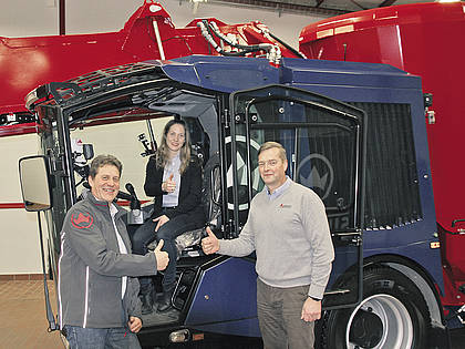Kristine B. Pedersen, Ole Jörgen Baarlid, Produktmanager bei Eikmaskin AS (rechts) und Richard Vogt, Exportmanager bei Siloking, vereinbarten den Exklusivvertrieb von Siloking-Futtermischwagen.