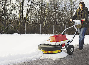 Gut geeignet zur Schneeräumung auf kleineren Flächen und kürzeren Wegen: Der W870 Akku von Westermann.
