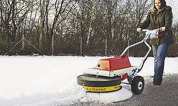 Gut geeignet zur Schneeräumung auf kleineren Flächen und kürzeren Wegen: Der W870 Akku von Westermann.
