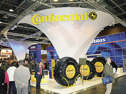 Noch steht der Markenname Continental vorn: Interessante Standgestaltung von Mitas.