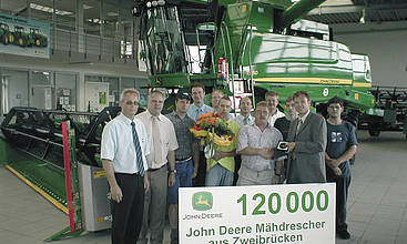 Schlüsselübergabe: Gruma-Geschäftsführer Edwin Würstle (1. Reihe rechts) beglückwünscht Ludwig Weber. Links John Deere Verkaufsleiter Gerhard Becker.