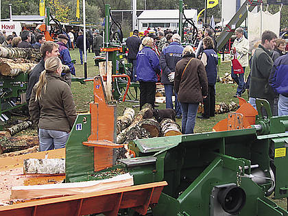 Auf der Ausstellung in Fuhrberg sind Maschinen im Einsatz zu sehen.
