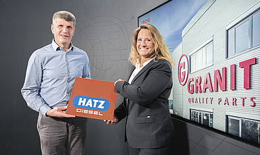 Gezim Rustemi, Produktmanager Granit Parts, und Natascha Rouette, Global Key Account Manager Aftermarket Hatz, besiegeln die Partnerschaft.
